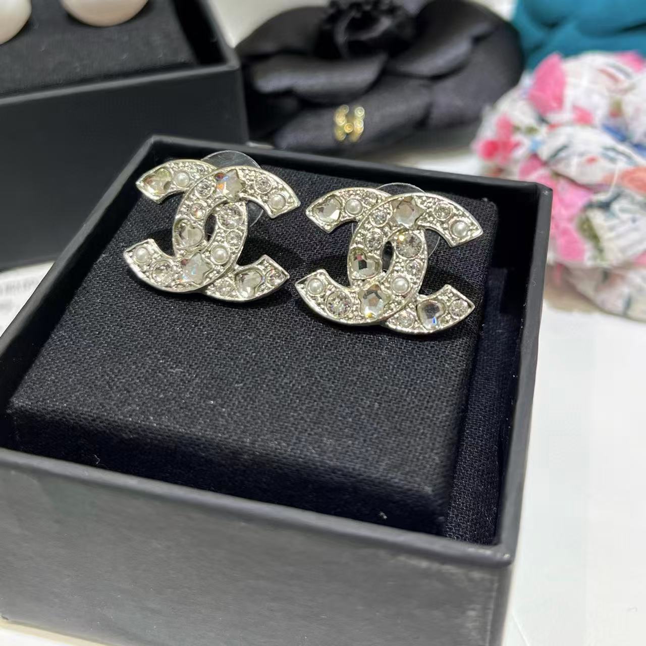 CHANE1 ダブルC ラインストーン イヤリング【50％割引+送料無料】