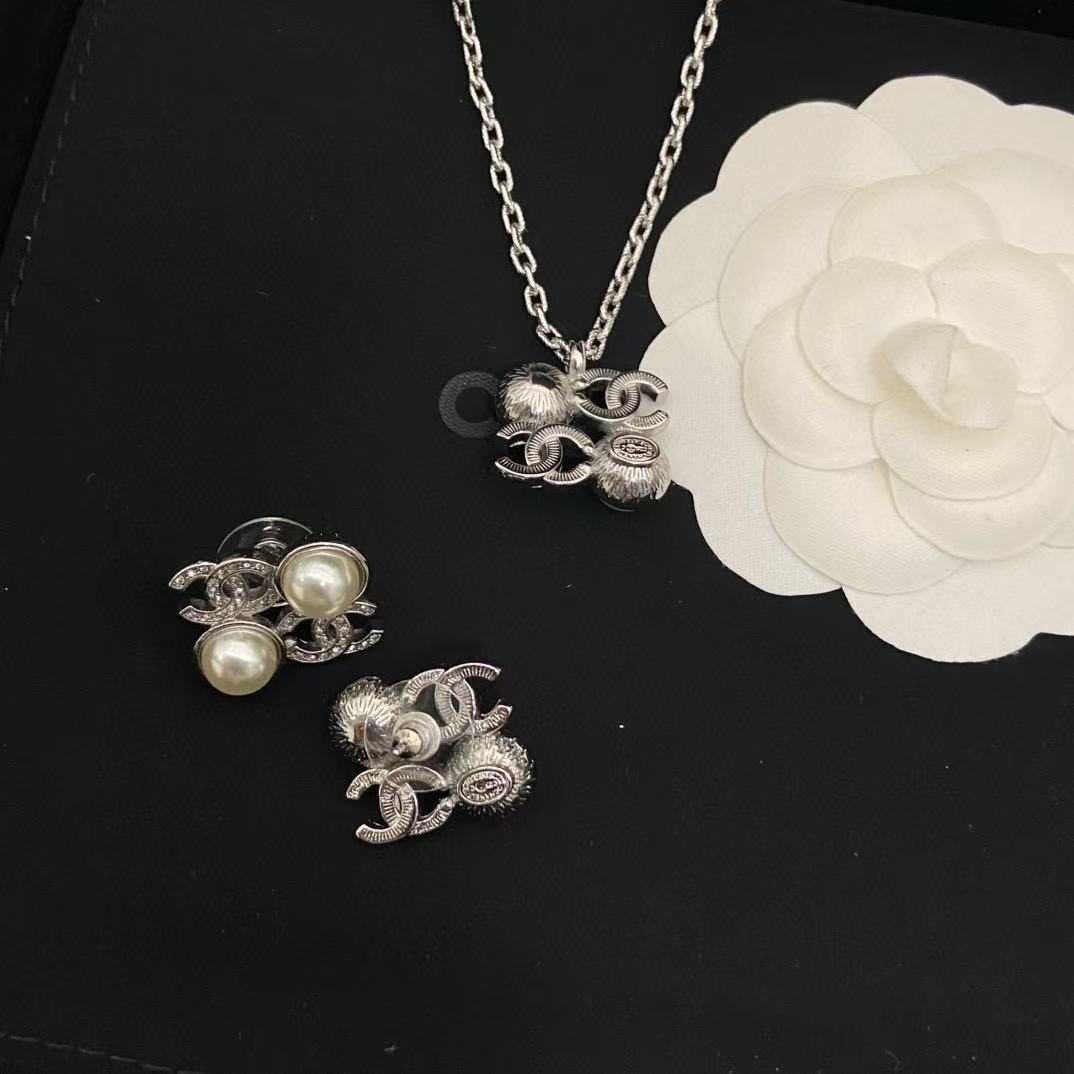 CHANE1 ダブルCパールイヤリング+ネックレス2点セット【50％割引+送料無料】