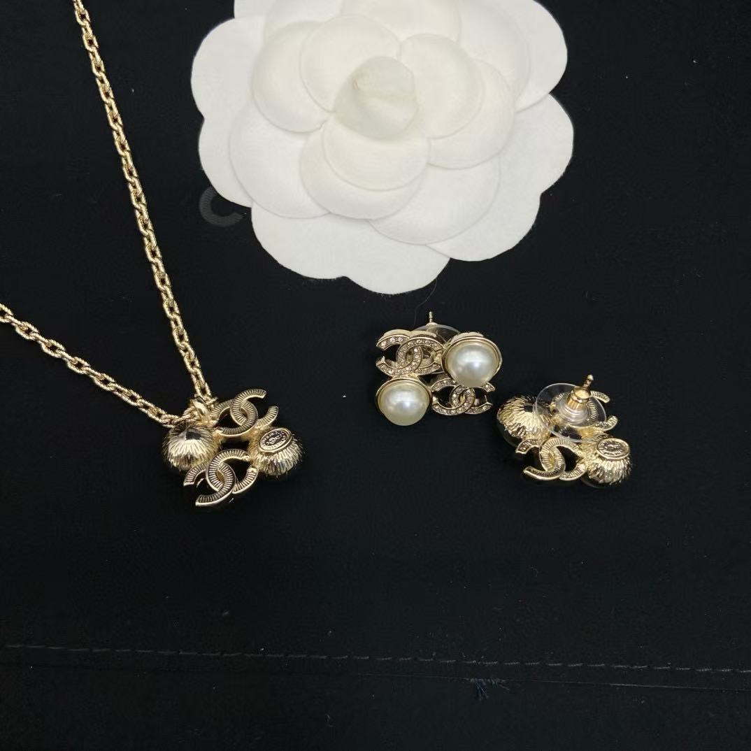 CHANE1 ダブルCパールイヤリング+ネックレス2点セット【50％割引+送料無料】