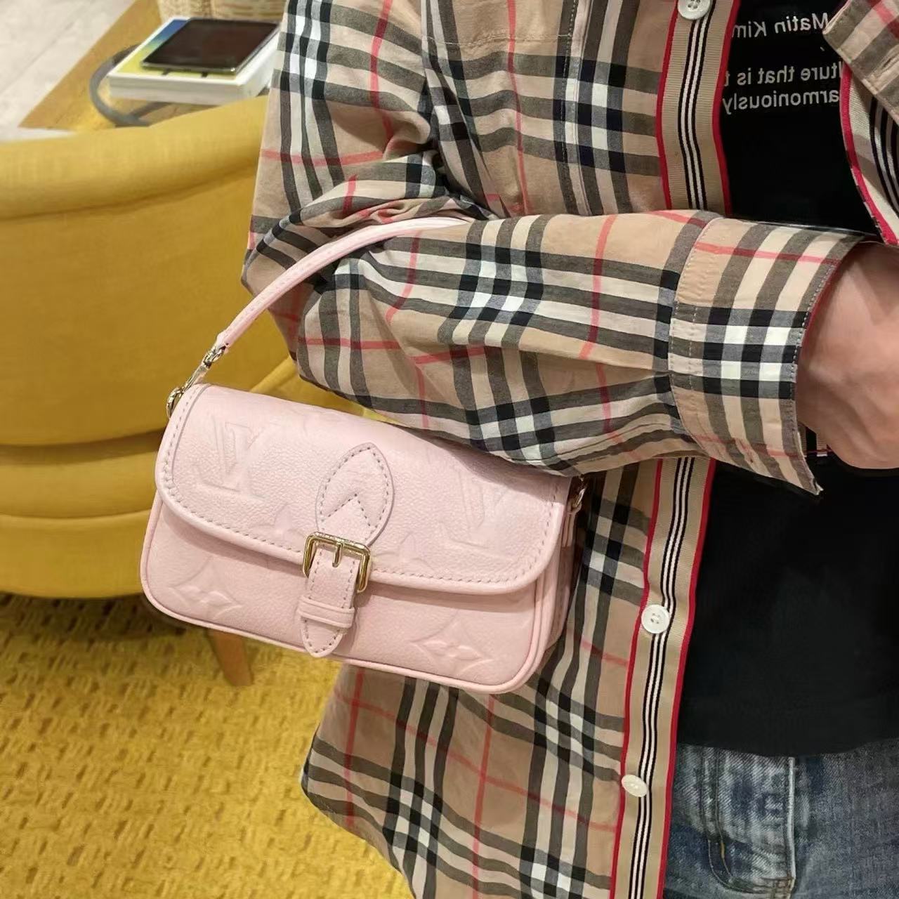 LVピンクのバゲットハンドバッグ【 50％割引+送料無料】