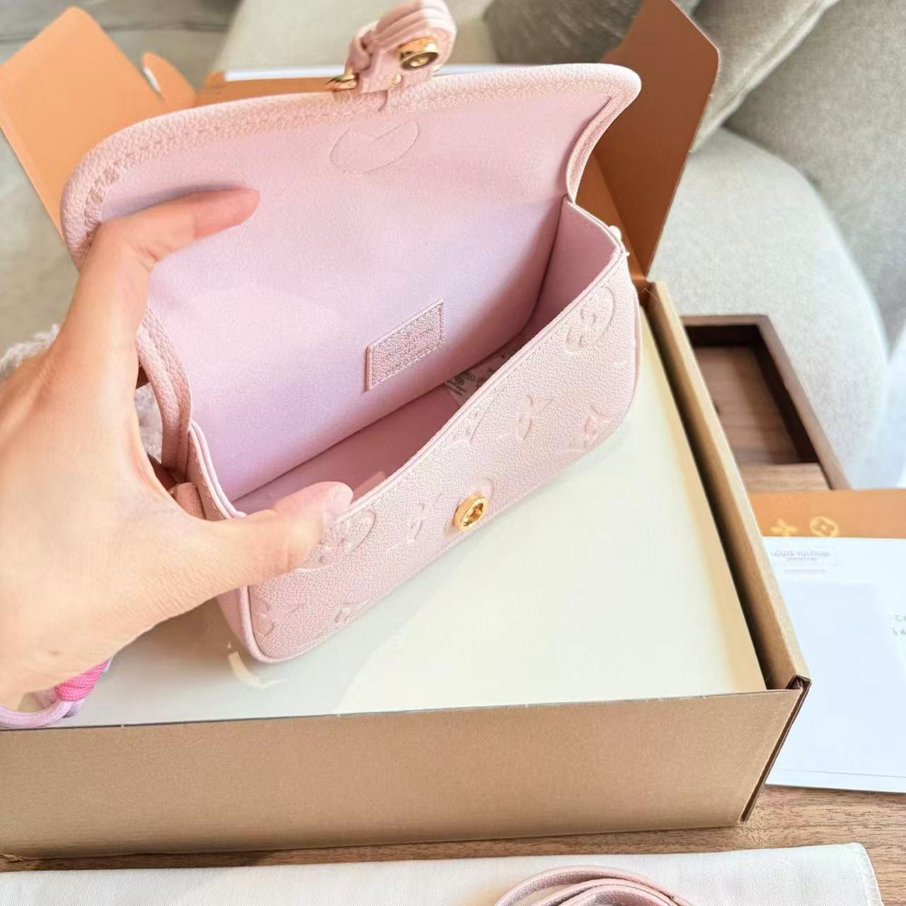 LVピンクのバゲットハンドバッグ【 50％割引+送料無料】