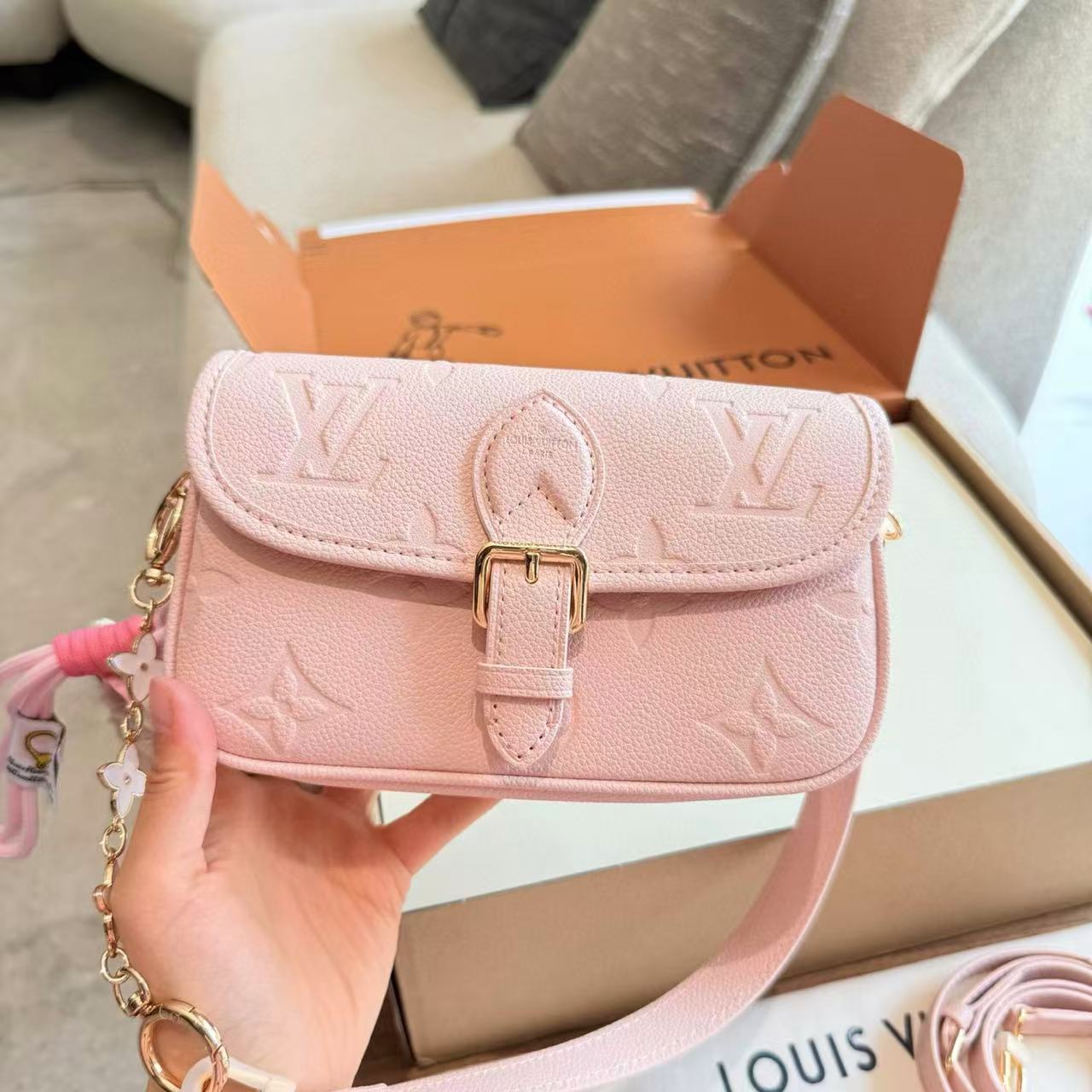 LVピンクのバゲットハンドバッグ【 50％割引+送料無料】