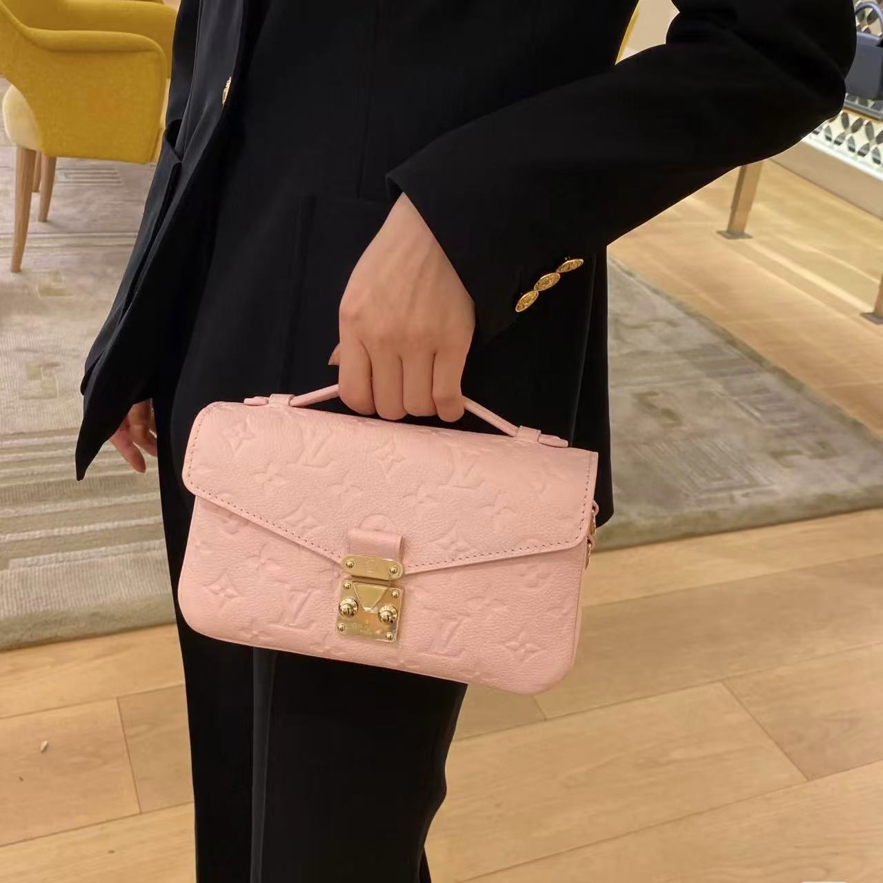 LVピンクチェーンアンダーアームバッグ【 50％割引+送料無料】