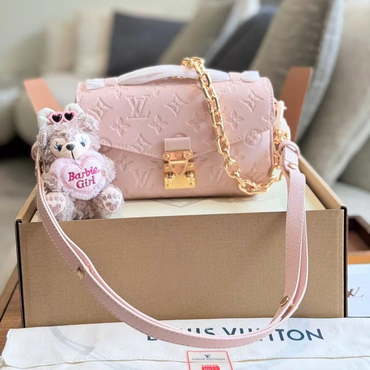 LVピンクチェーンアンダーアームバッグ【 50％割引+送料無料】