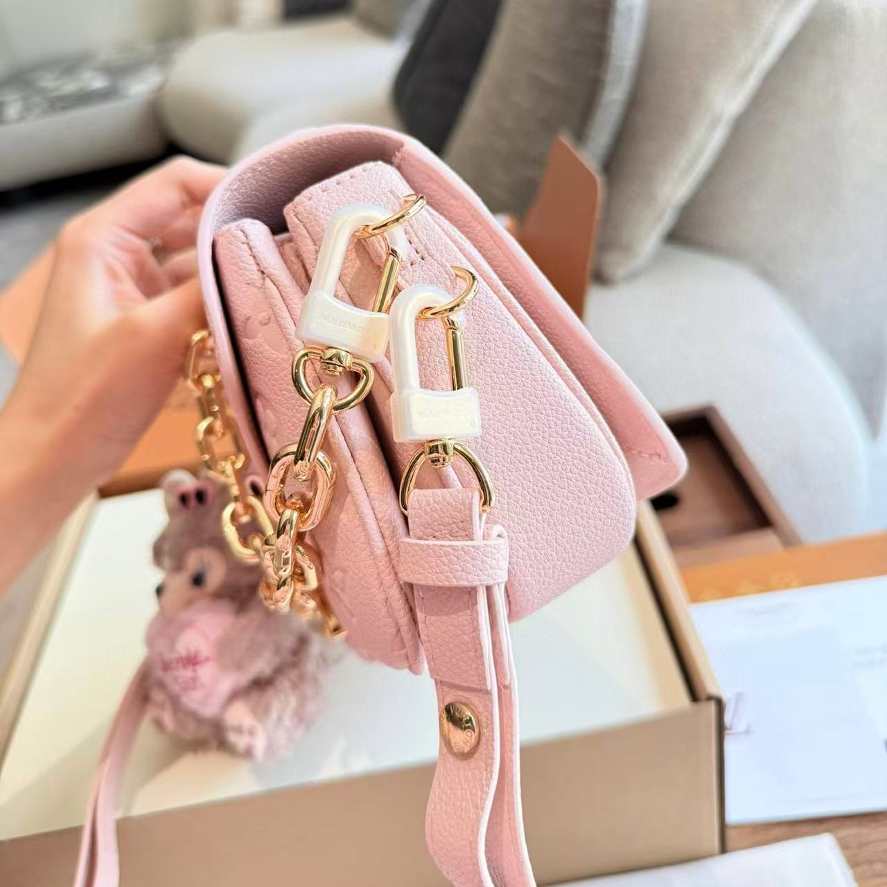 LVピンクチェーンアンダーアームバッグ【 50％割引+送料無料】