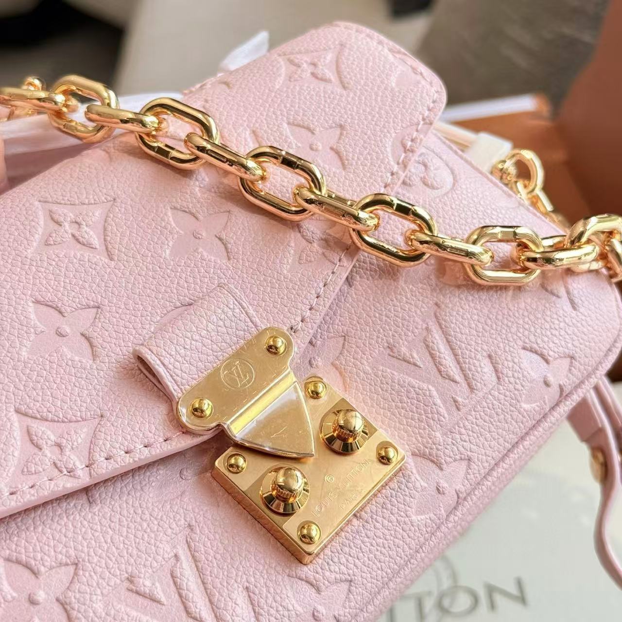 LVピンクチェーンアンダーアームバッグ【 50％割引+送料無料】