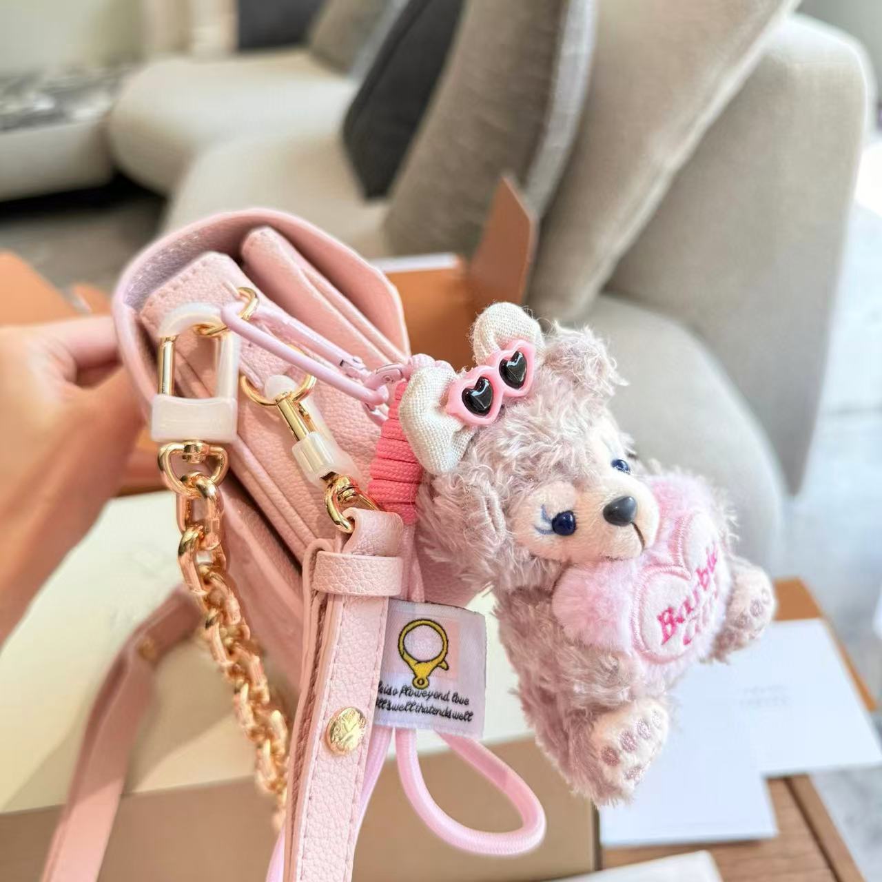 LVピンクチェーンアンダーアームバッグ【 50％割引+送料無料】