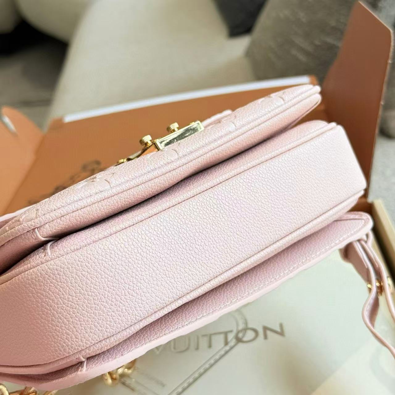 LVピンクチェーンアンダーアームバッグ【 50％割引+送料無料】