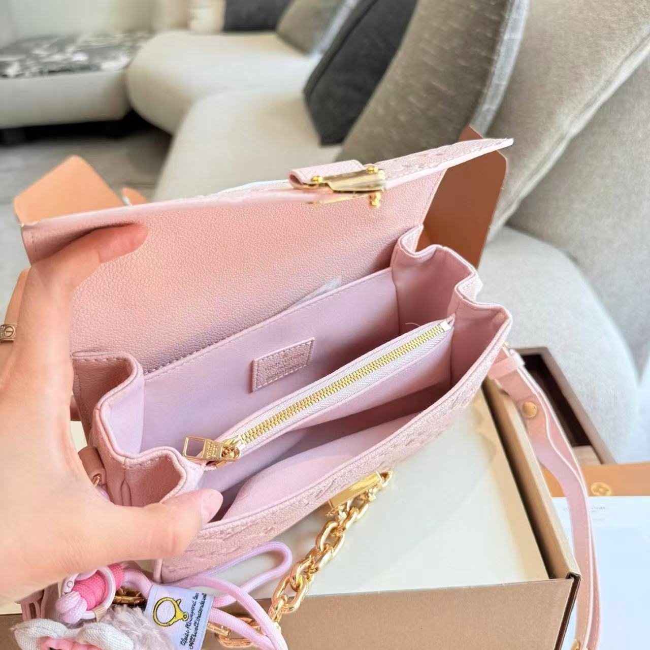 LVピンクチェーンアンダーアームバッグ【 50％割引+送料無料】