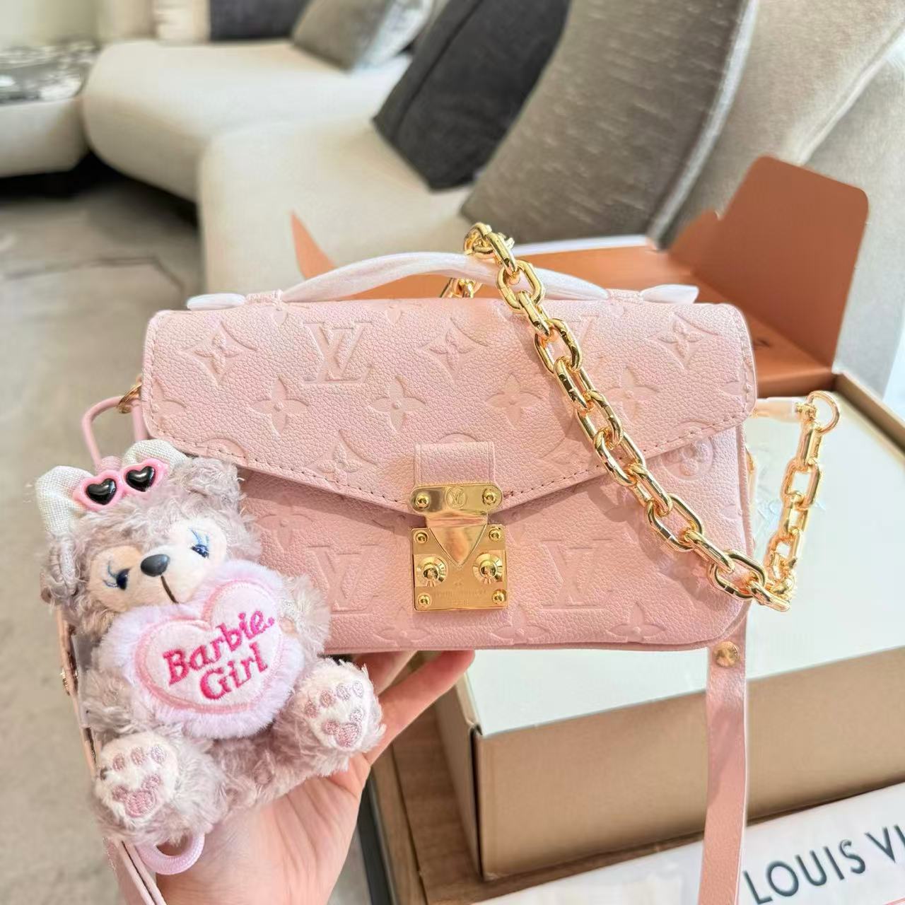 LVピンクチェーンアンダーアームバッグ【 50％割引+送料無料】