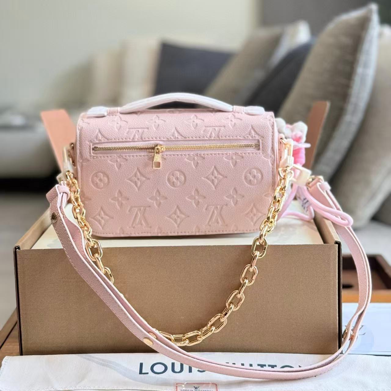 LVピンクチェーンアンダーアームバッグ【 50％割引+送料無料】