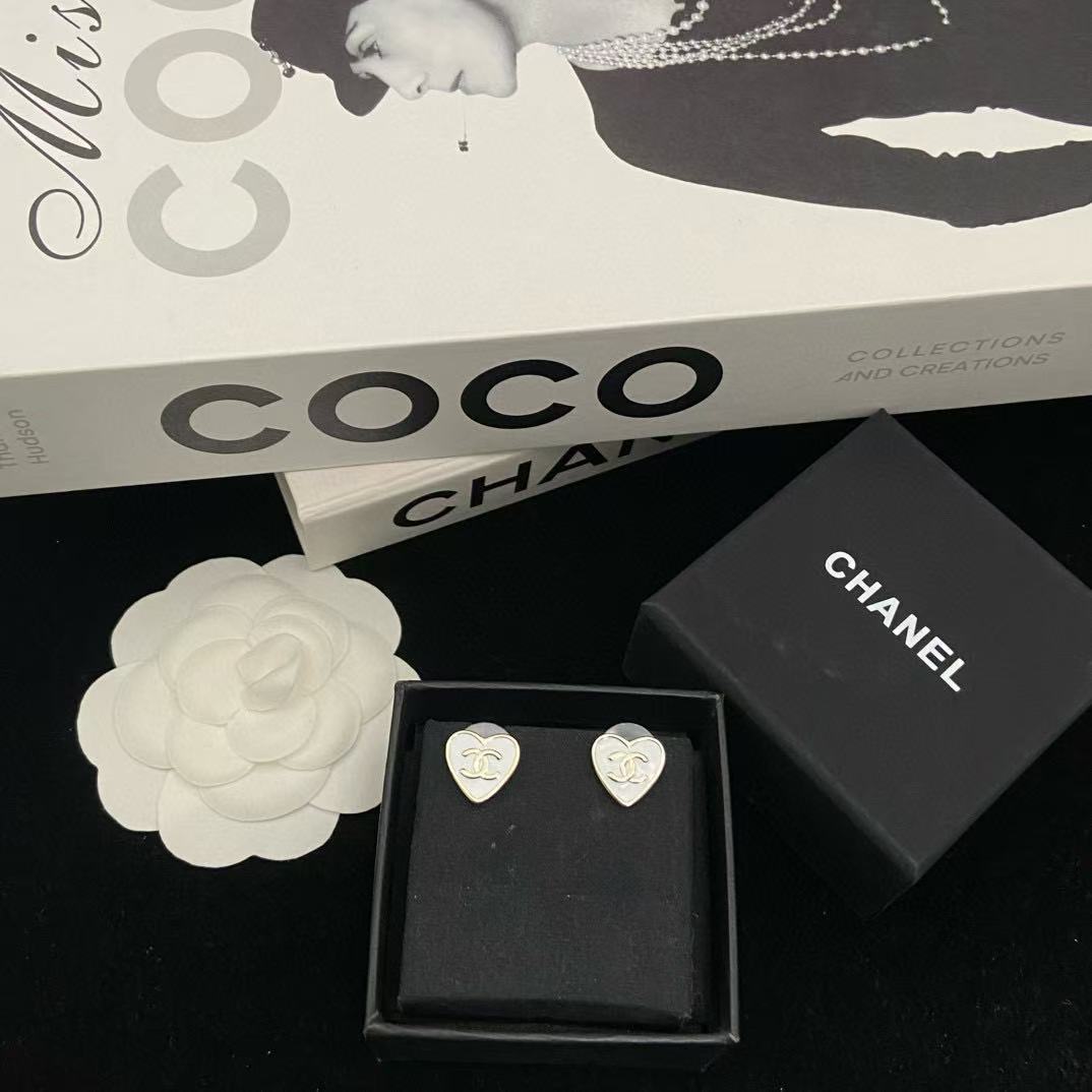 CHANE1 ダブルC ホワイトハートイヤリング【50％割引+送料無料】