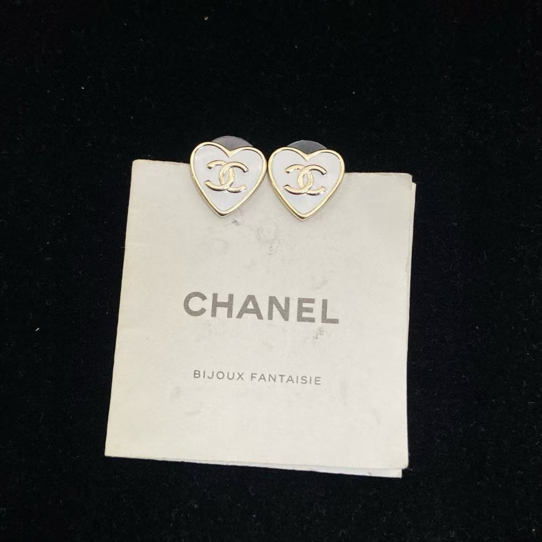 CHANE1 ダブルC ホワイトハートイヤリング【50％割引+送料無料】