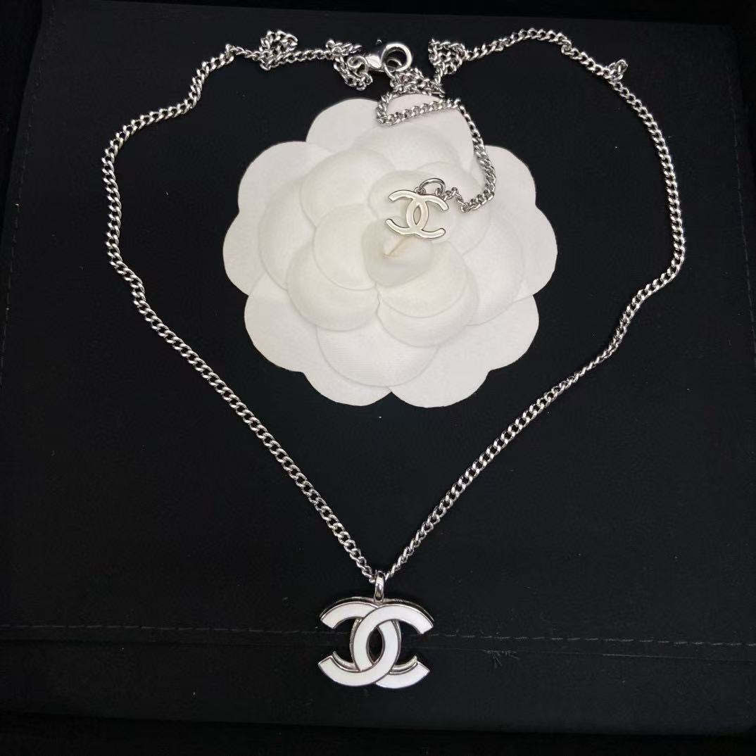 CHANE1 ホワイト ダブルC ネックレス【50％割引+送料無料】