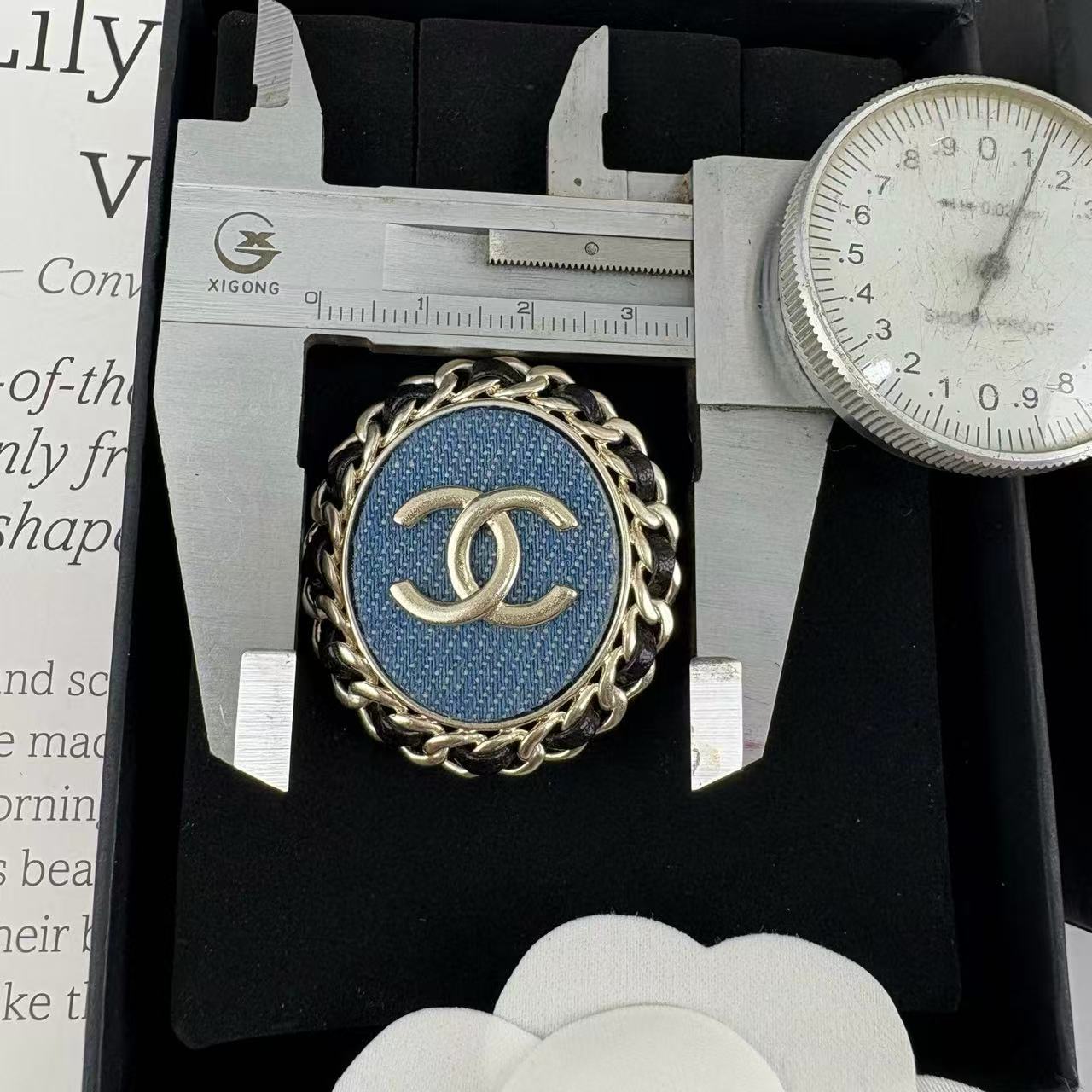 CHANE1 ダブルC デニムレザーブローチ【50％割引+送料無料】