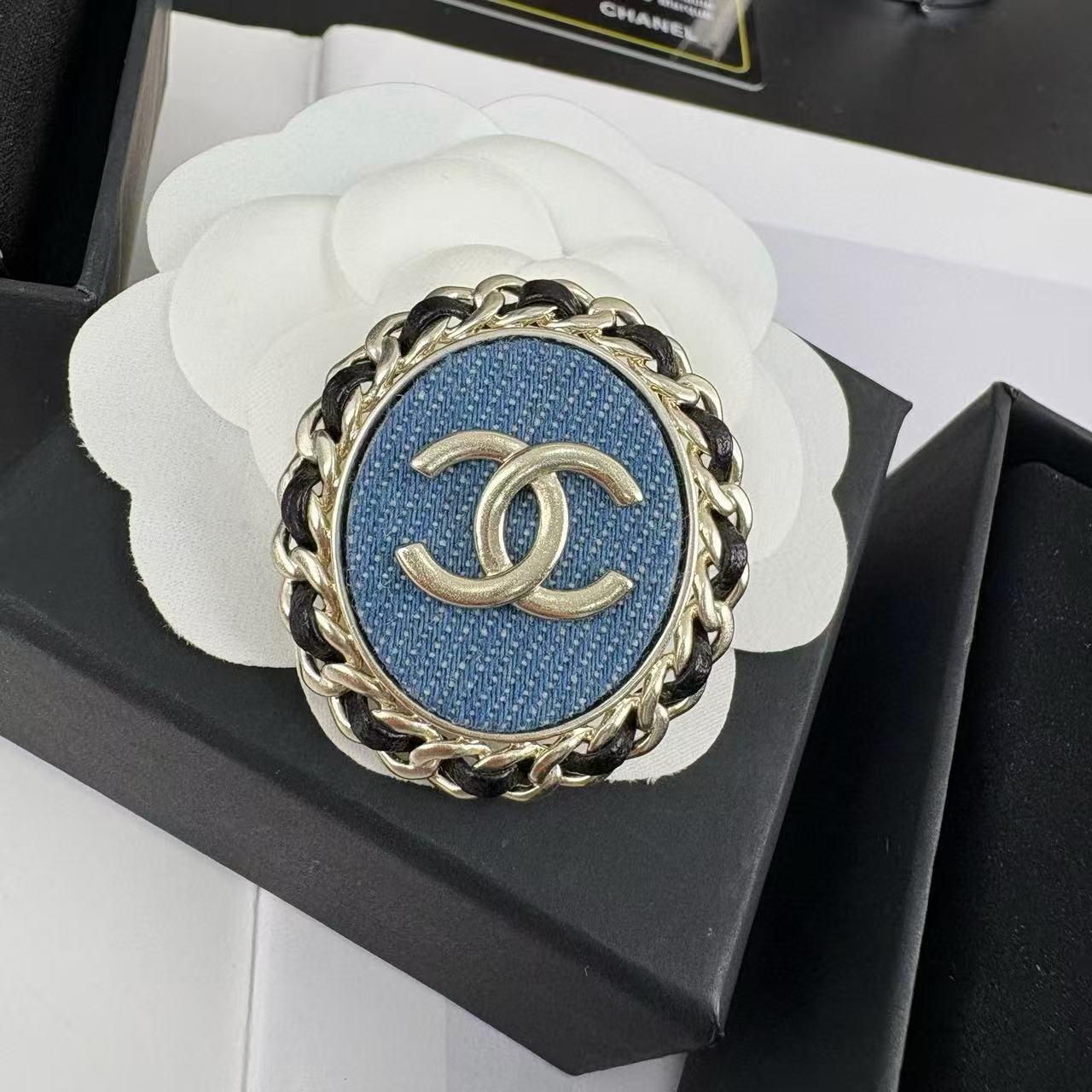 CHANE1 ダブルC デニムレザーブローチ【50％割引+送料無料】