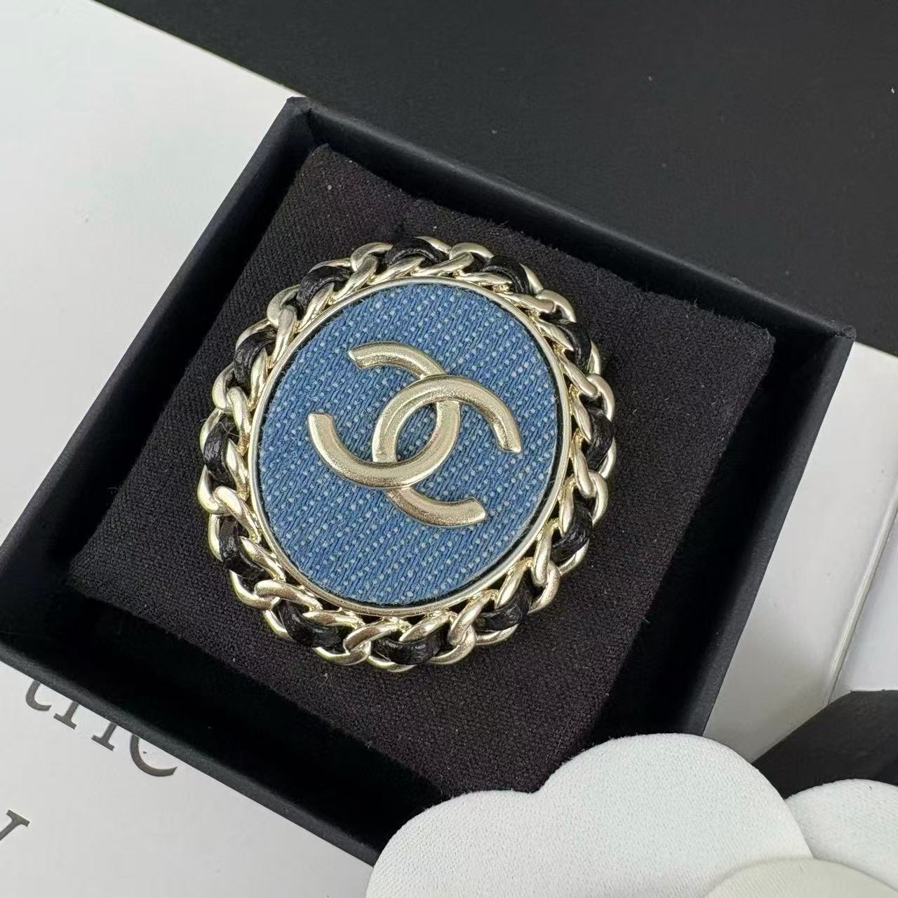 CHANE1 ダブルC デニムレザーブローチ【50％割引+送料無料】