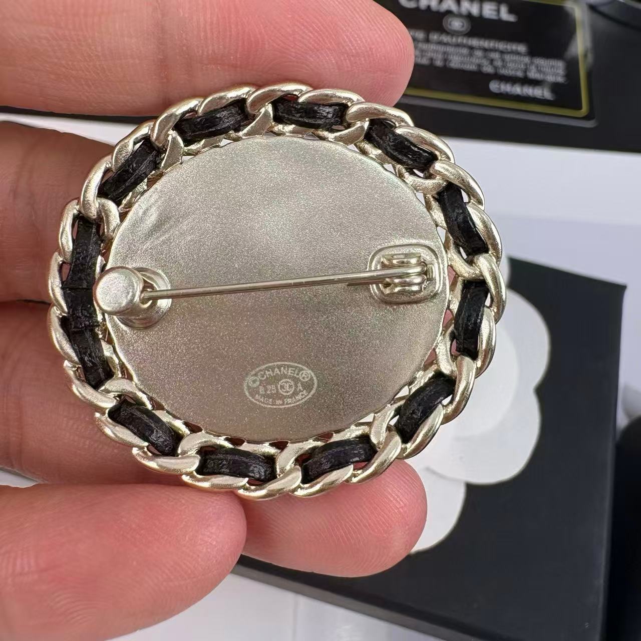 CHANE1 ダブルC デニムレザーブローチ【50％割引+送料無料】