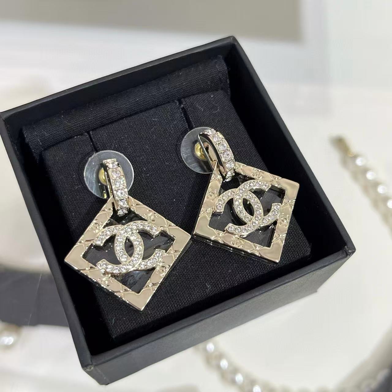 CHANE1 フルダイヤモンド ダブルC スクエアイヤリング【 50％割引+送料無料】