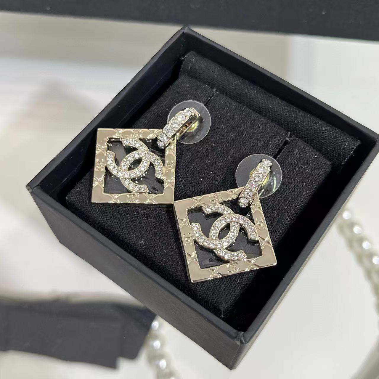 CHANE1 フルダイヤモンド ダブルC スクエアイヤリング【 50％割引+送料無料】