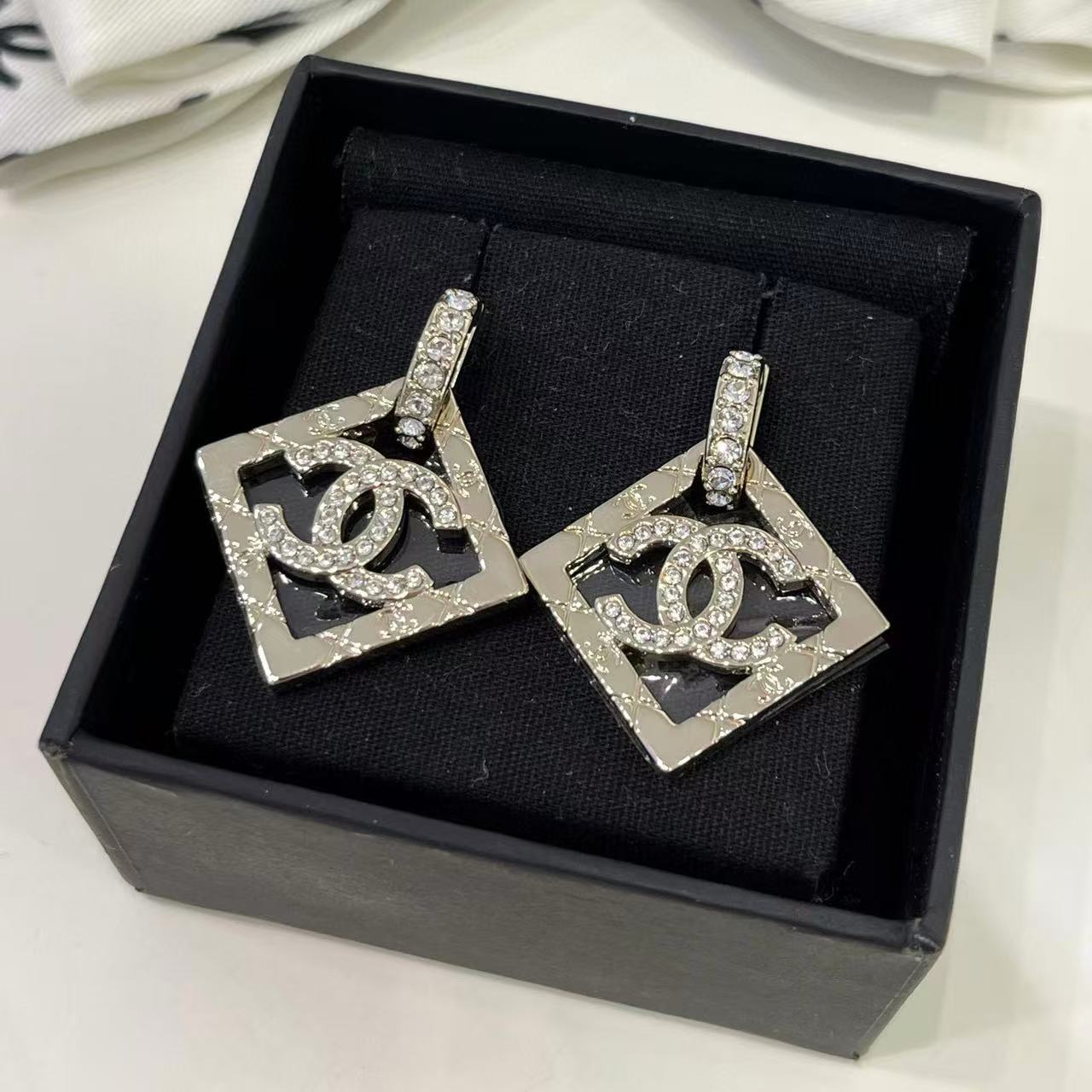 CHANE1 フルダイヤモンド ダブルC スクエアイヤリング【 50％割引+送料無料】