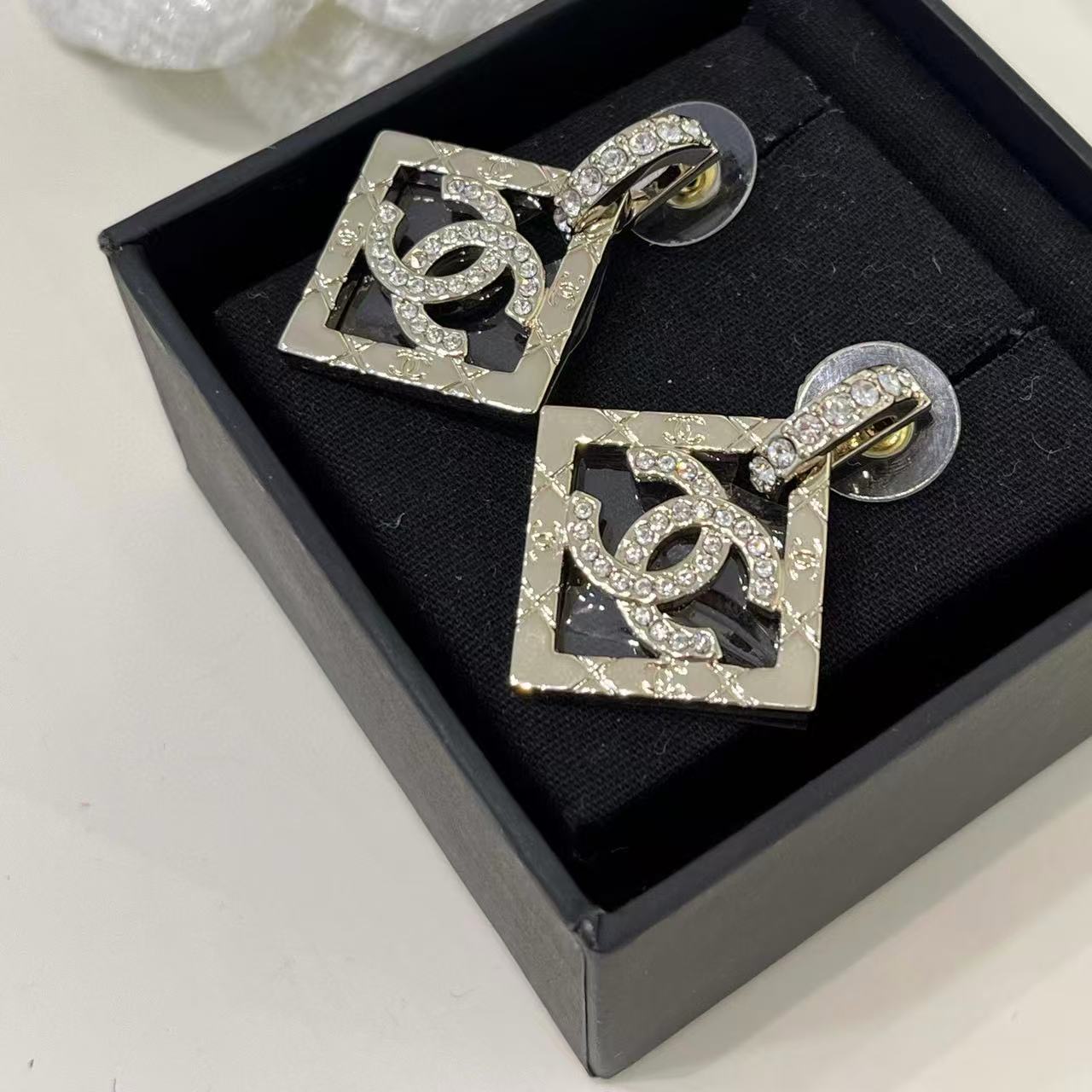 CHANE1 フルダイヤモンド ダブルC スクエアイヤリング【 50％割引+送料無料】