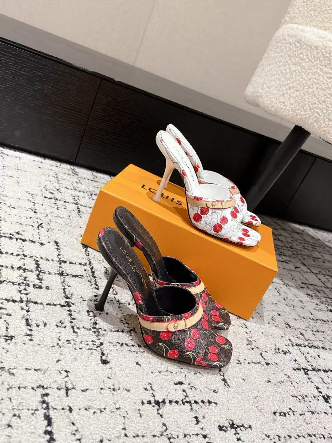 LVの高品質チェリーハイヒールサンダル【50％割引+送料無料】