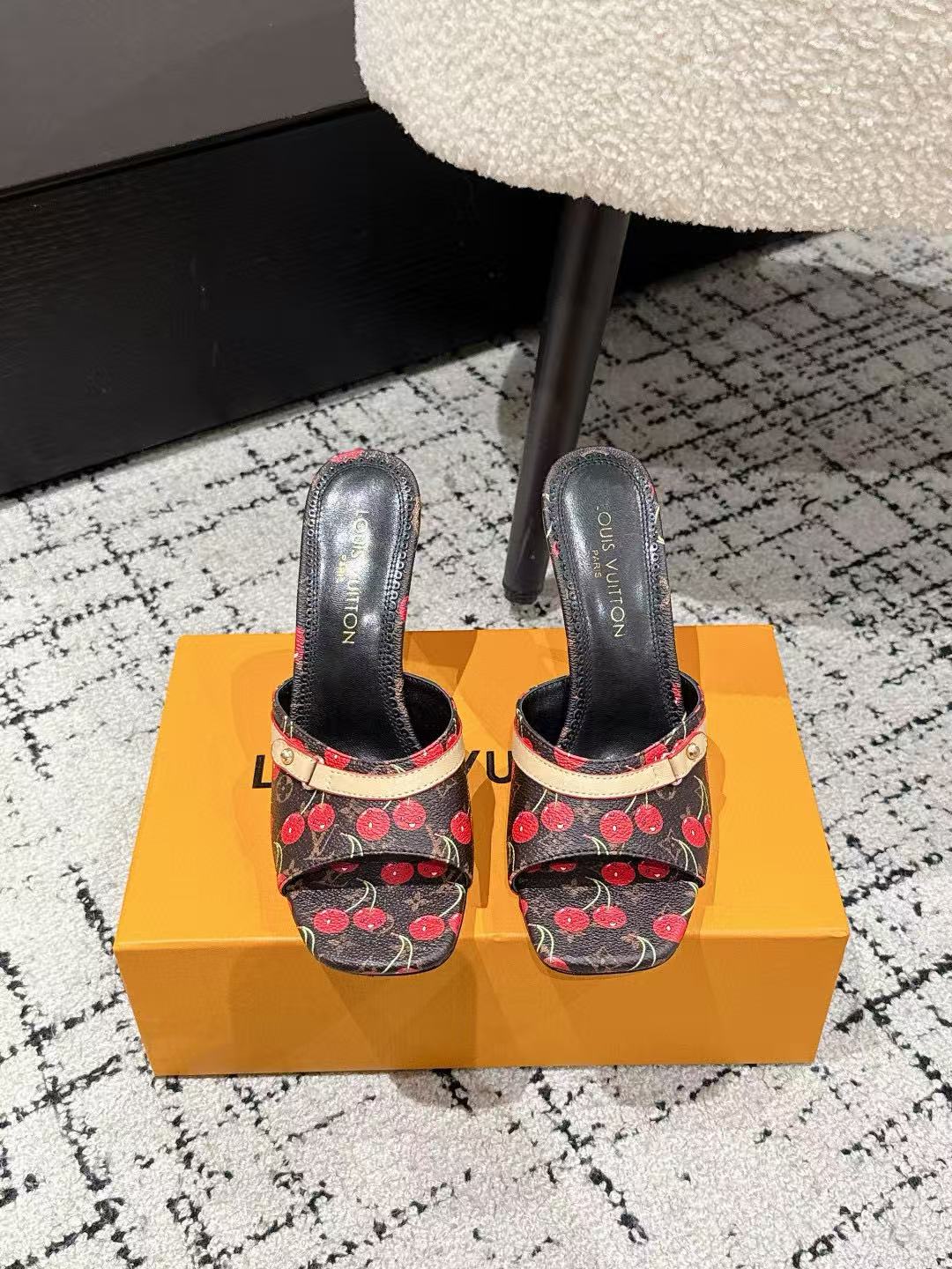 LVの高品質チェリーハイヒールサンダル【50％割引+送料無料】