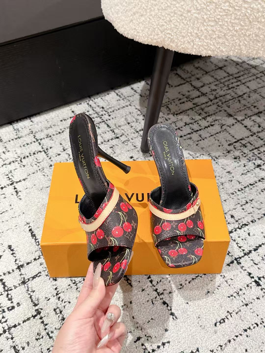 LVの高品質チェリーハイヒールサンダル【50％割引+送料無料】