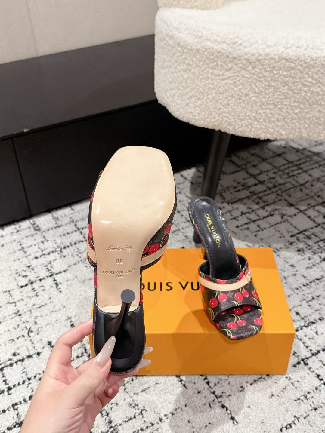 LVの高品質チェリーハイヒールサンダル【50％割引+送料無料】