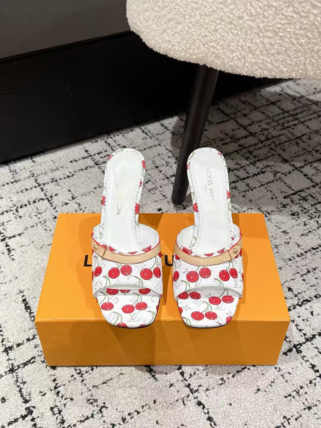 LVの高品質チェリーハイヒールサンダル【50％割引+送料無料】