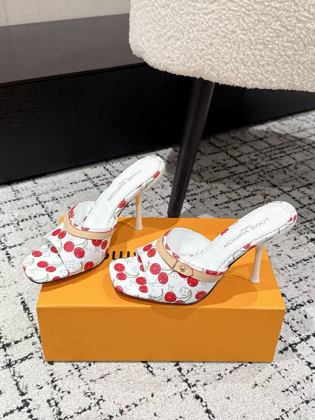 LVの高品質チェリーハイヒールサンダル【50％割引+送料無料】