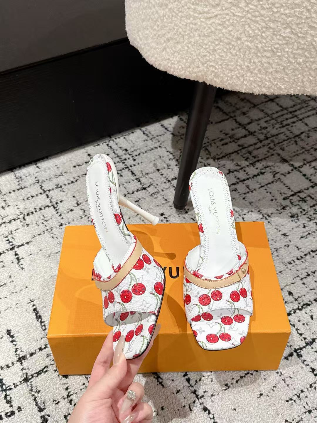 LVの高品質チェリーハイヒールサンダル【50％割引+送料無料】