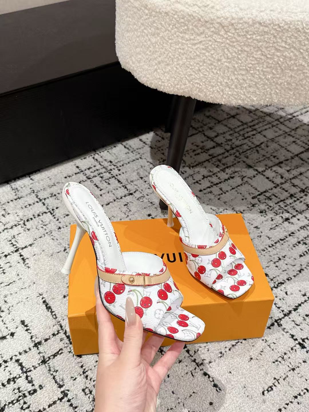 LVの高品質チェリーハイヒールサンダル【50％割引+送料無料】