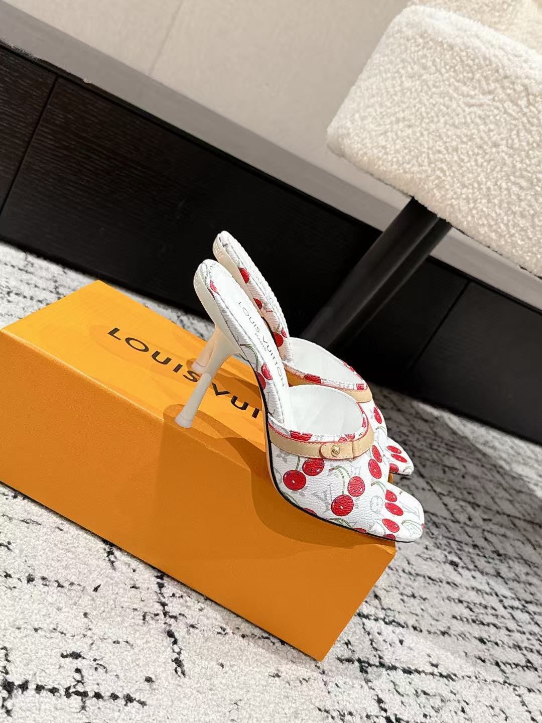 LVの高品質チェリーハイヒールサンダル【50％割引+送料無料】