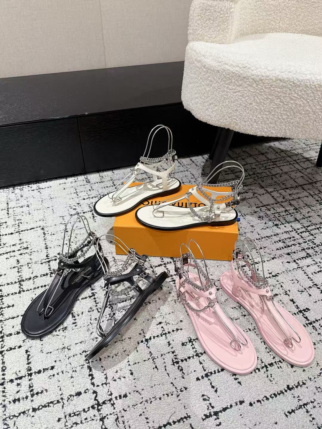 LVの高品質チェーンフラットサンダル【50％割引+送料無料】