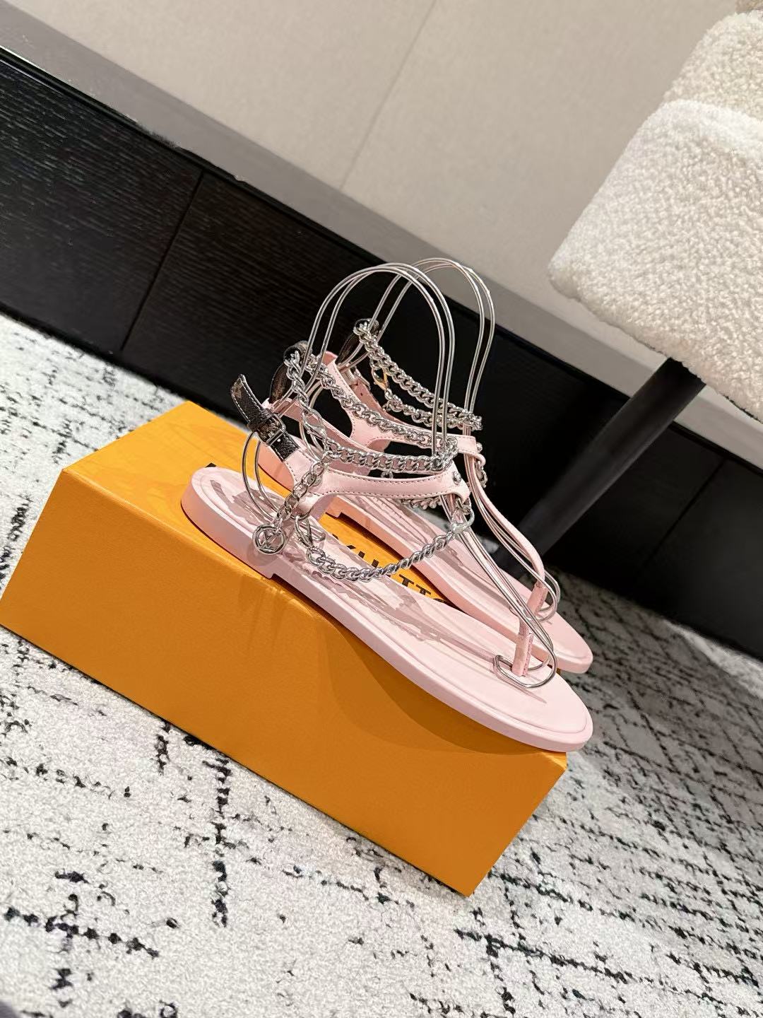 LVの高品質チェーンフラットサンダル【50％割引+送料無料】