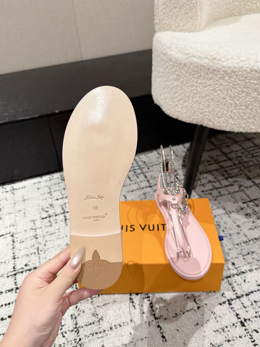 LVの高品質チェーンフラットサンダル【50％割引+送料無料】