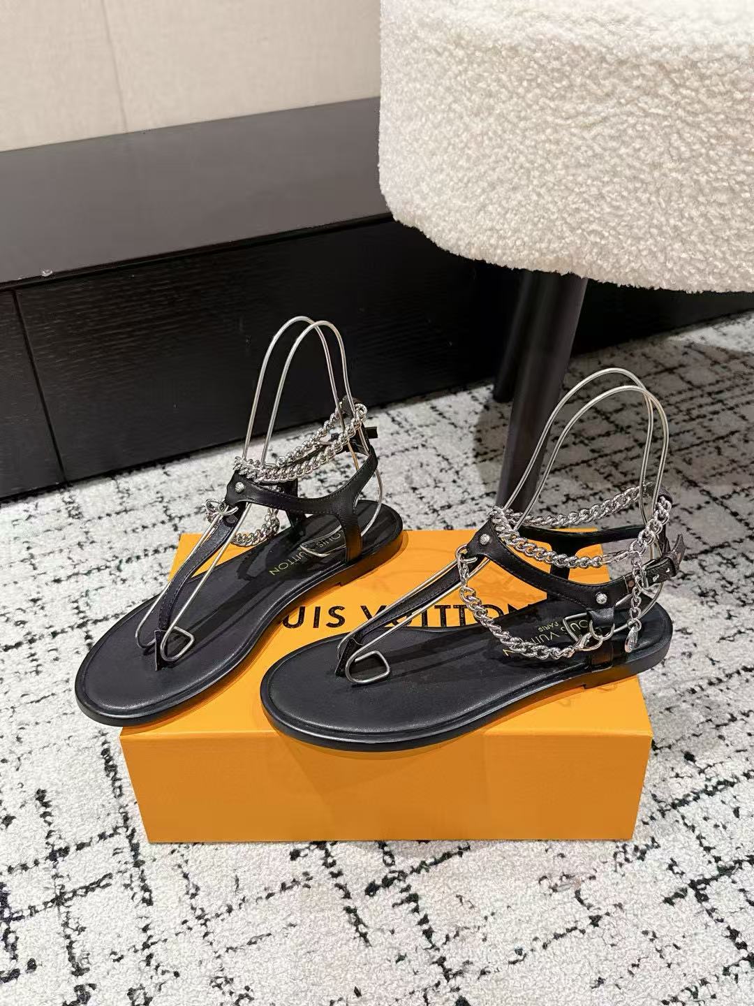 LVの高品質チェーンフラットサンダル【50％割引+送料無料】