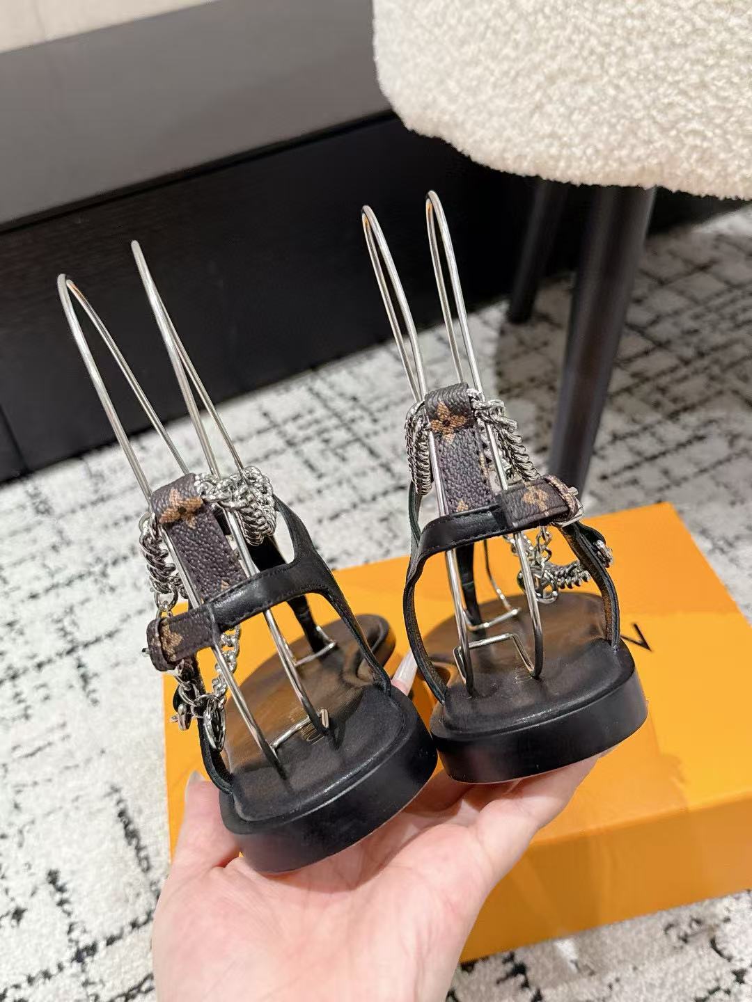 LVの高品質チェーンフラットサンダル【50％割引+送料無料】