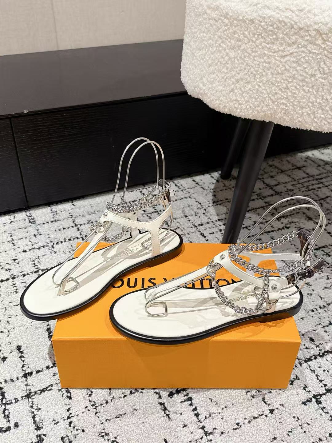 LVの高品質チェーンフラットサンダル【50％割引+送料無料】