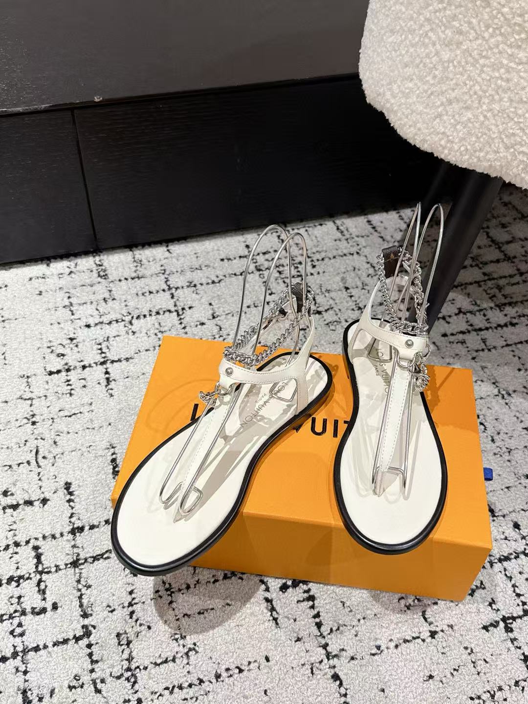 LVの高品質チェーンフラットサンダル【50％割引+送料無料】