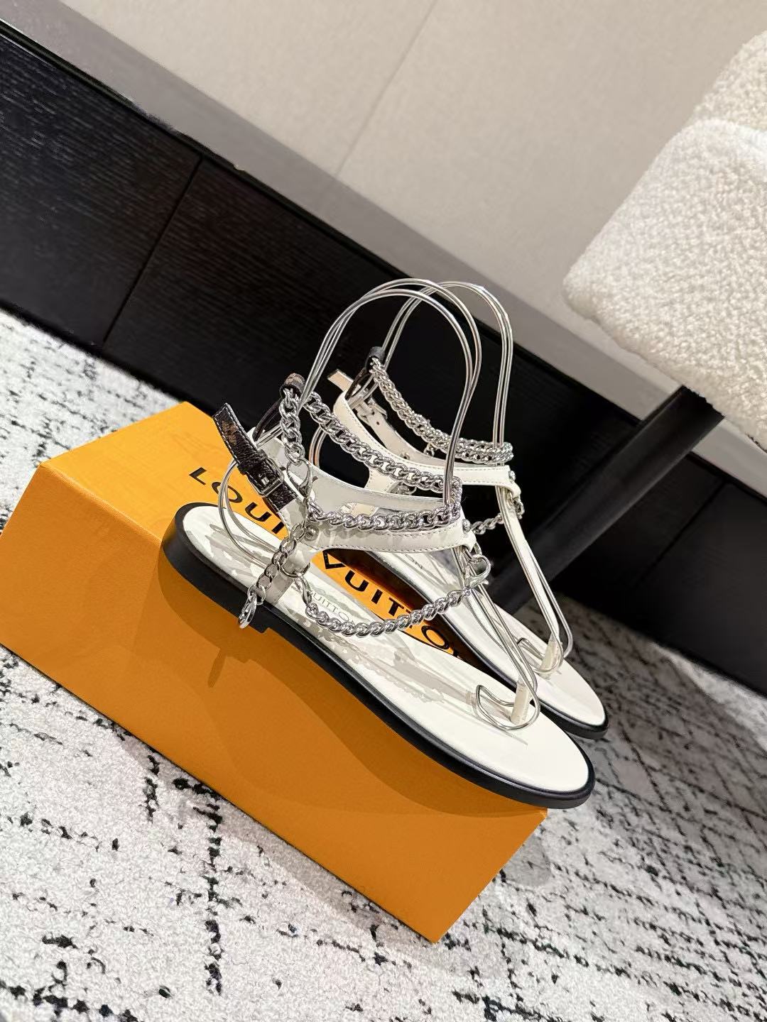 LVの高品質チェーンフラットサンダル【50％割引+送料無料】