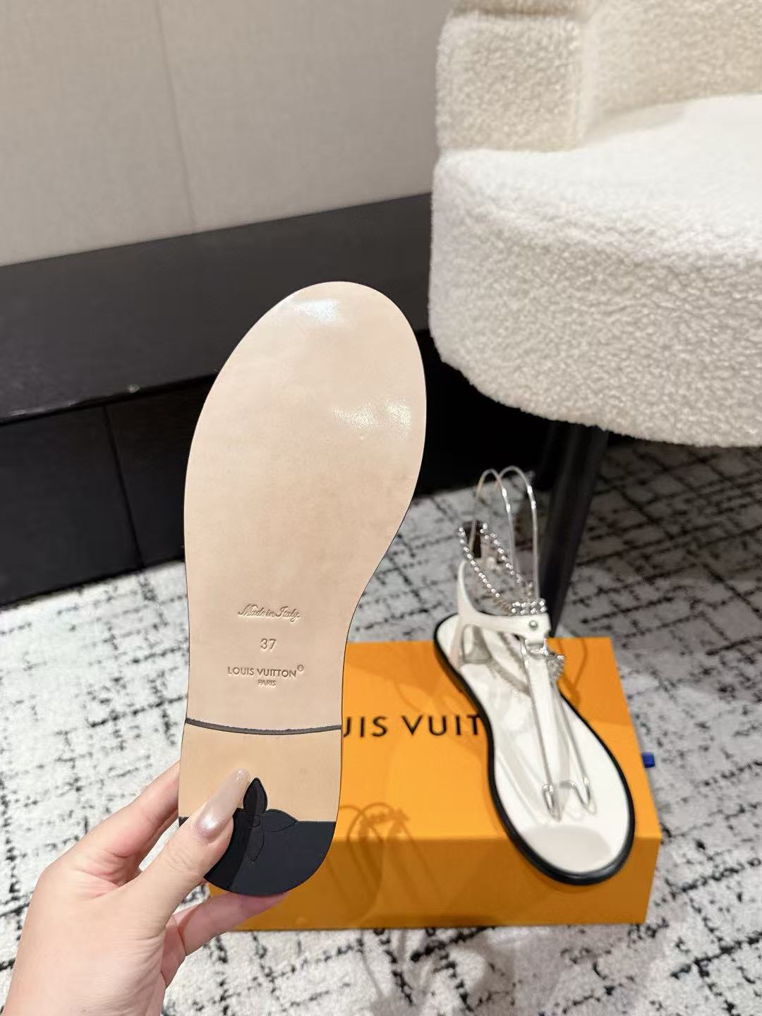 LVの高品質チェーンフラットサンダル【50％割引+送料無料】