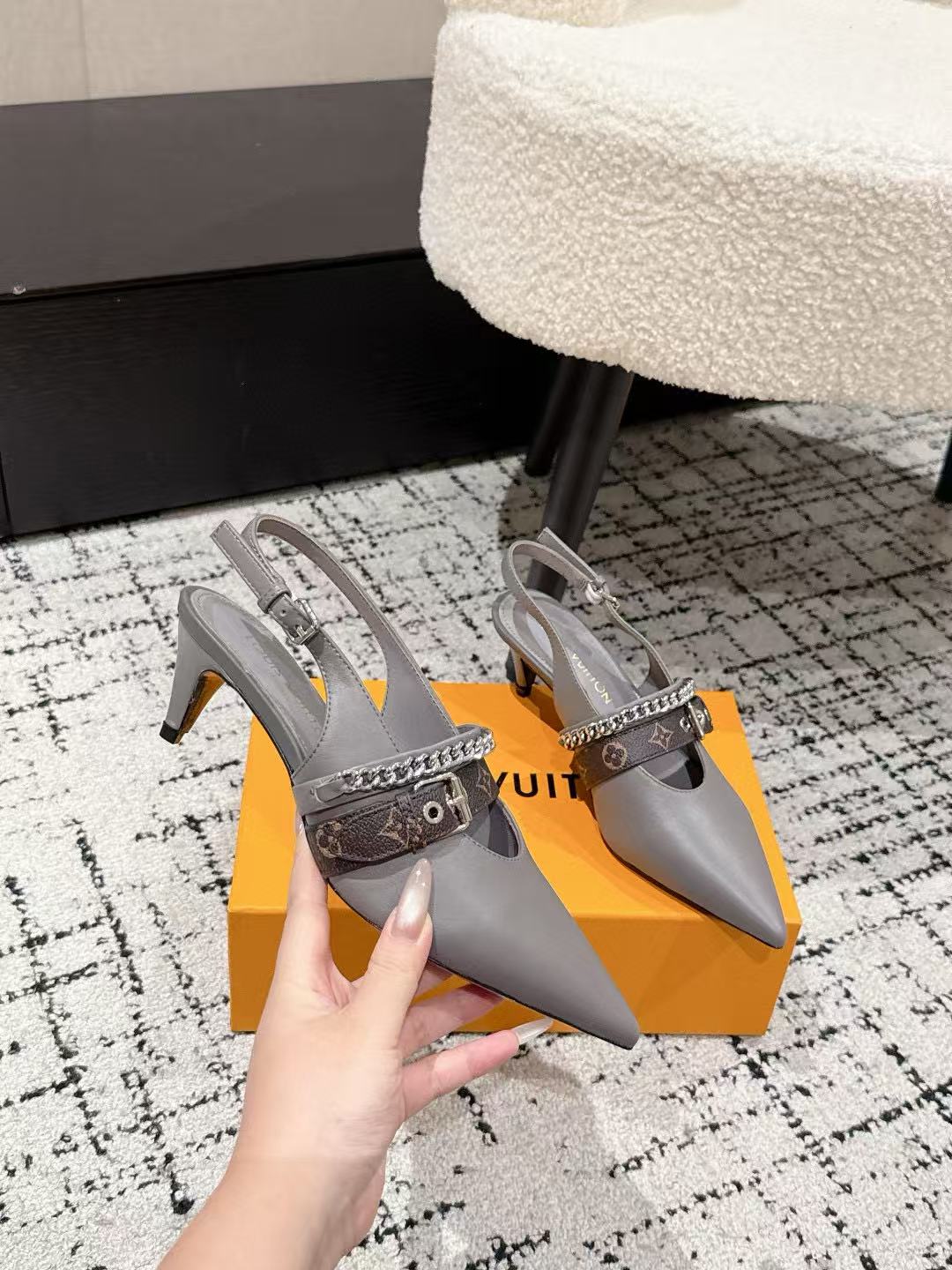 LVの高品質チェーンポインテッドローヒール【50％割引+送料無料】