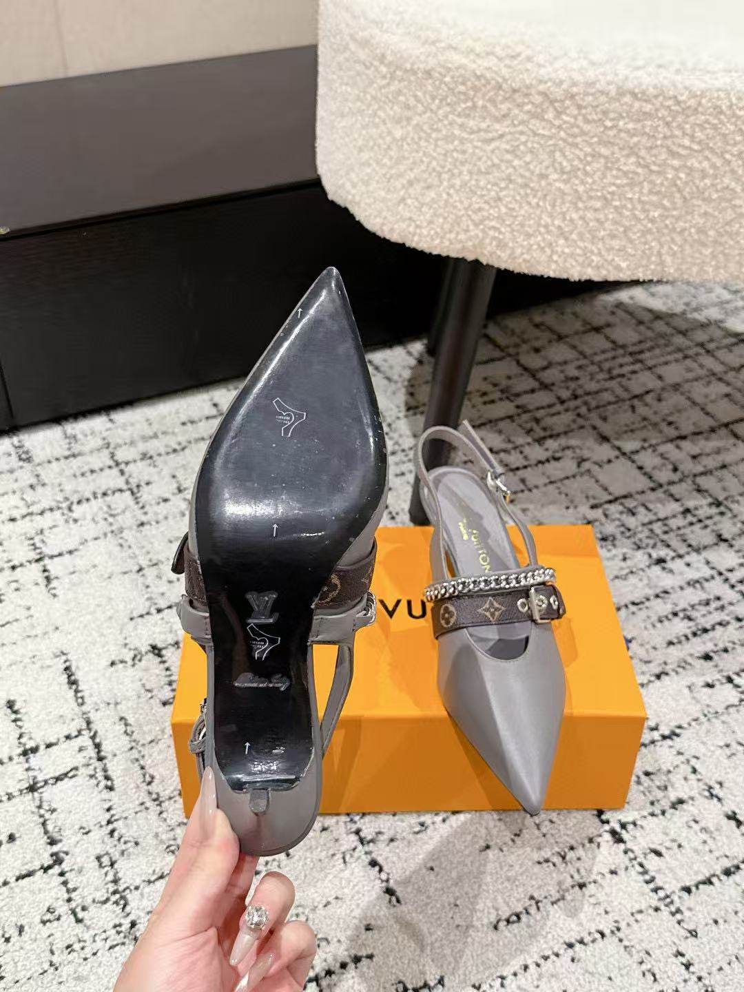 LVの高品質チェーンポインテッドローヒール【50％割引+送料無料】