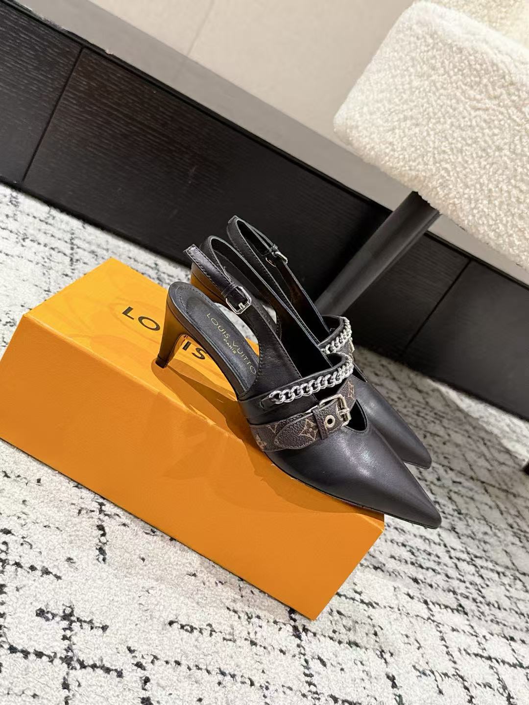 LVの高品質チェーンポインテッドローヒール【50％割引+送料無料】