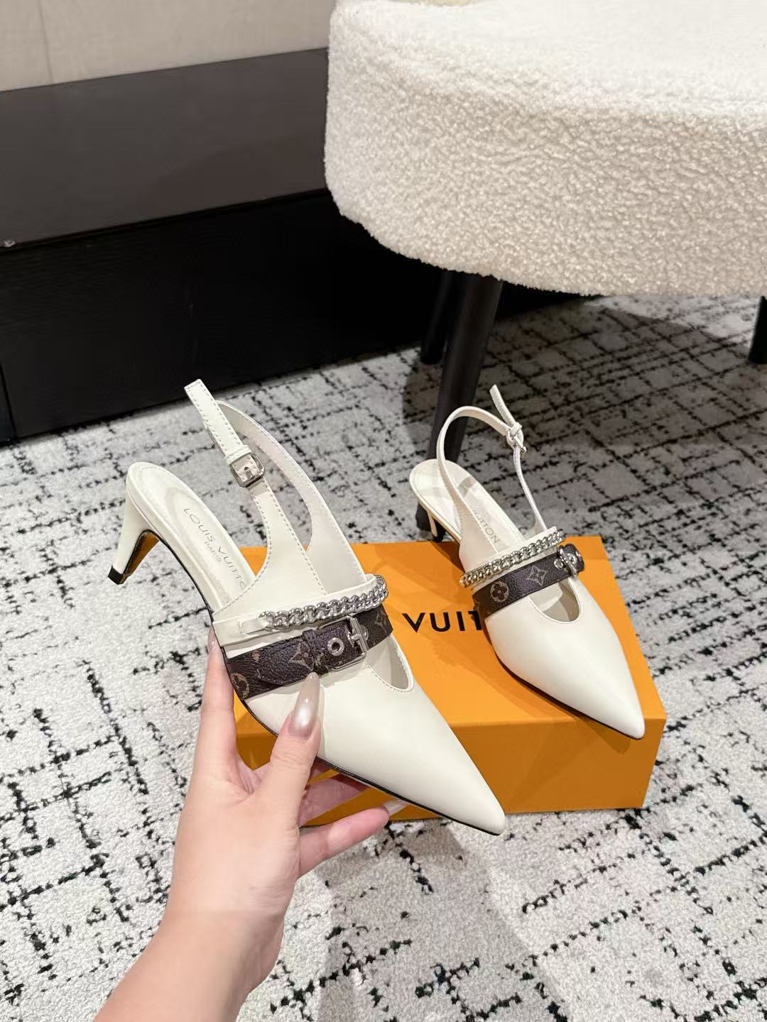 LVの高品質チェーンポインテッドローヒール【50％割引+送料無料】