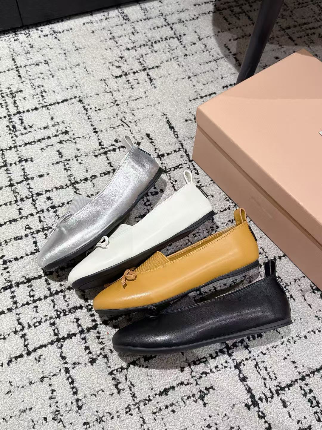 M1UM1U 高品質 蝶結び フラットシューズ【50％割引+送料無料】