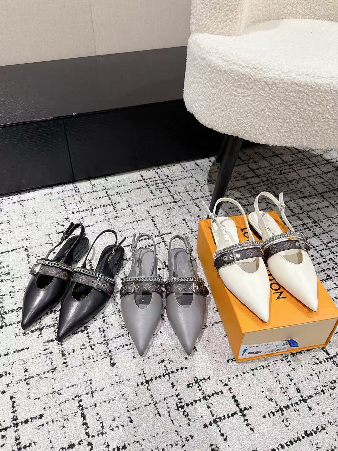 LVの高品質チェーンポインテッドトゥフラットシューズ【50％割引+送料無料】